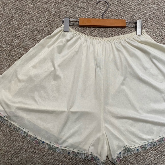Vintage cream tap shorts with lace hem - Picture 3 of 5